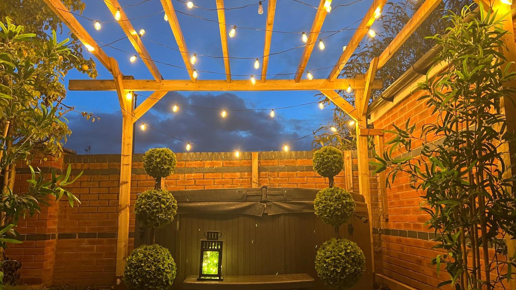 The Cheshire Gathering - Sleeps Up To 30 With Hot Tub Chester Exterior photo